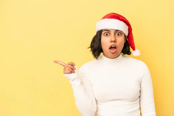 Giovane Donna Latina Che Celebra Natale Isolata Sfondo Giallo Che — Foto Stock