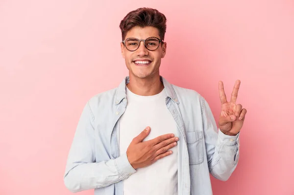 Jovem Caucasiano Isolado Fundo Rosa Fazendo Juramento Colocando Mão Peito — Fotografia de Stock