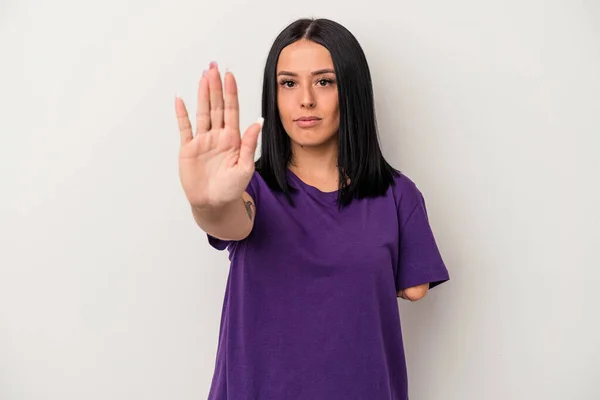 Młoda Kaukaska Kobieta Jedną Ręką Odizolowana Białym Tle Stojąca Wyciągniętą — Zdjęcie stockowe
