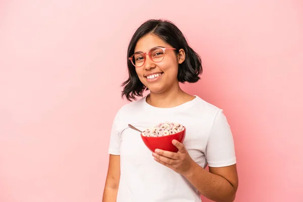 Jonge Latijn Vrouw Houden Granen Geïsoleerd Roze Achtergrond Kijkt Opzij — Stockfoto