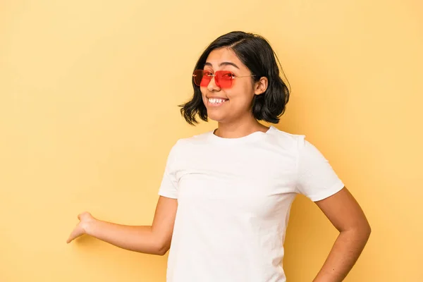 Jovem Latina Isolada Fundo Amarelo Mostrando Uma Expressão Bem Vinda — Fotografia de Stock