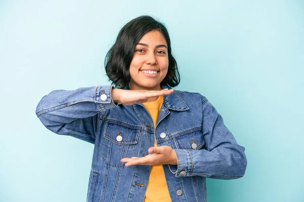 Jonge Latijn Vrouw Geïsoleerd Blauwe Achtergrond Met Iets Met Beide — Stockfoto
