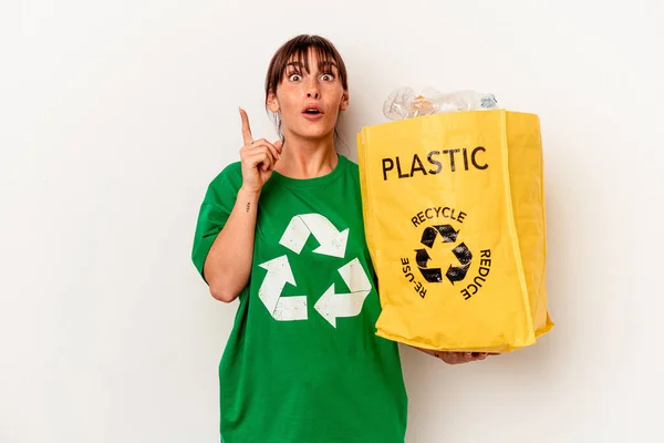 Jovem Argentina Reciclado Plástico Isolado Fundo Branco Com Uma Ideia — Fotografia de Stock