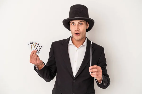 Jovem Mágico Caucasiano Homem Segurando Cartas Mágicas Uma Varinha Isolada — Fotografia de Stock