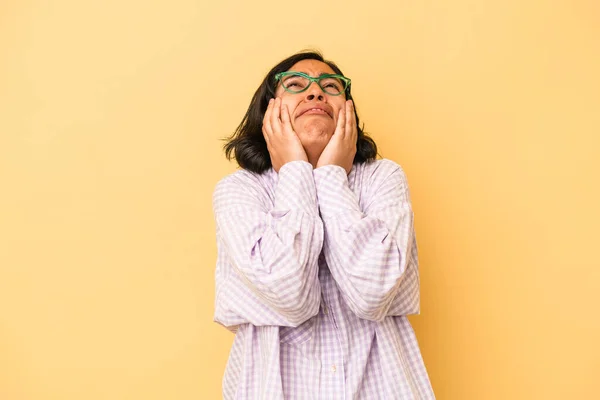 Mujer Latina Joven Aislada Sobre Fondo Amarillo Llorando Infeliz Con — Foto de Stock