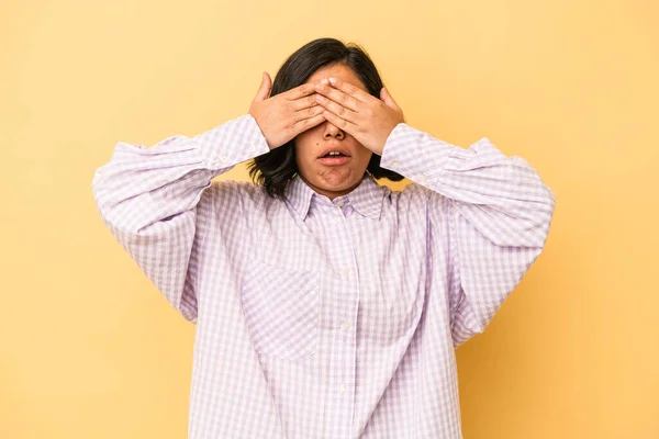 Young Latin Woman Isolated Yellow Background Afraid Covering Eyes Hands — Stock Photo, Image