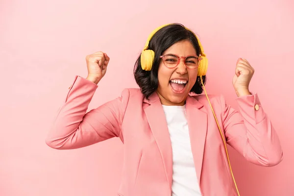 Νεαρή Λατίνα Γυναίκα Που Ακούει Μουσική Απομονωμένη Ροζ Φόντο Υψώνοντας — Φωτογραφία Αρχείου