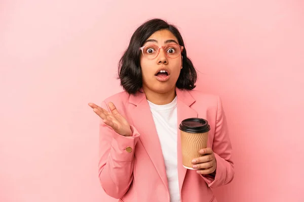 Jong Latijn Vrouw Houden Take Away Koffie Geïsoleerd Roze Achtergrond — Stockfoto