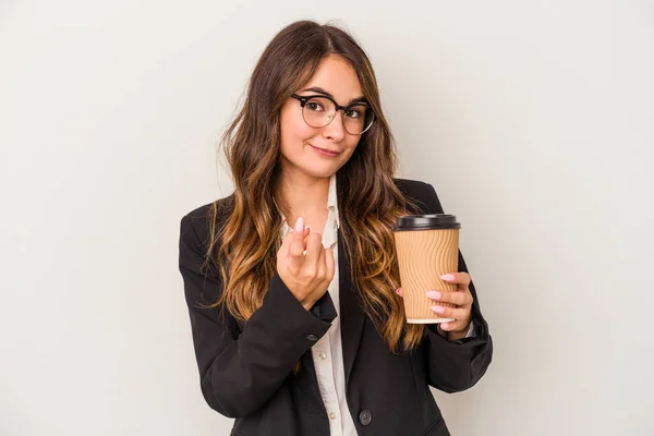 Jovem Mulher Negócios Caucasiana Segurando Café Takeaway Isolado Fundo Branco — Fotografia de Stock