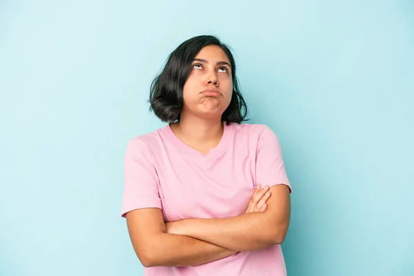 Junge Lateinische Frau Isoliert Auf Blauem Hintergrund Müde Von Einer — Stockfoto