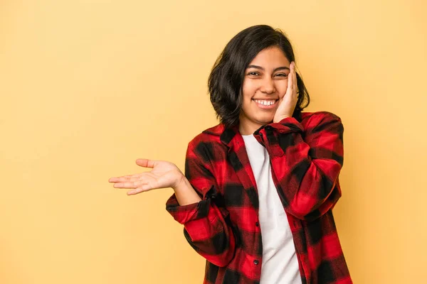 Jonge Latijnse Vrouw Geïsoleerd Gele Achtergrond Houdt Kopieerruimte Een Handpalm — Stockfoto