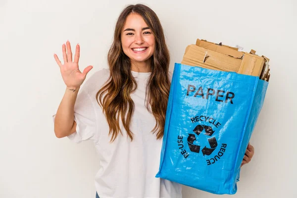 Joven Mujer Caucásica Reciclando Papel Aislado Sobre Fondo Blanco Sonriente — Foto de Stock