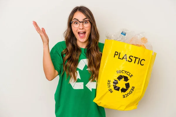 Mujer Joven Caucásica Reciclando Lleno Plástico Aislado Sobre Fondo Blanco — Foto de Stock