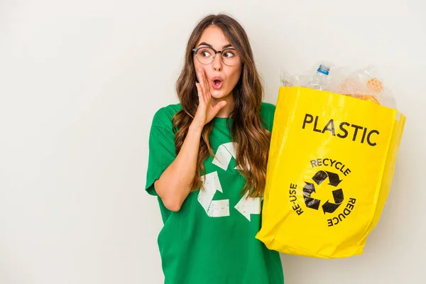 Giovane Donna Caucasica Riciclaggio Pieno Plastica Isolata Sfondo Bianco Sta — Foto Stock