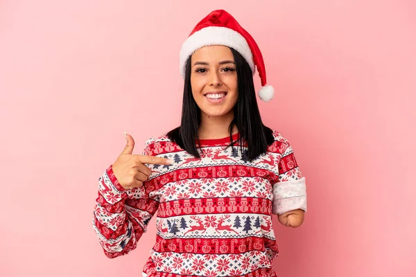 Mulher Caucasiana Jovem Com Braço Celebrando Natal Isolado Fundo Rosa — Fotografia de Stock