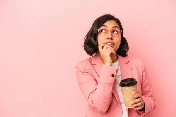 Jonge Latijnse Vrouw Houden Take Away Koffie Geïsoleerd Roze Achtergrond — Stockfoto
