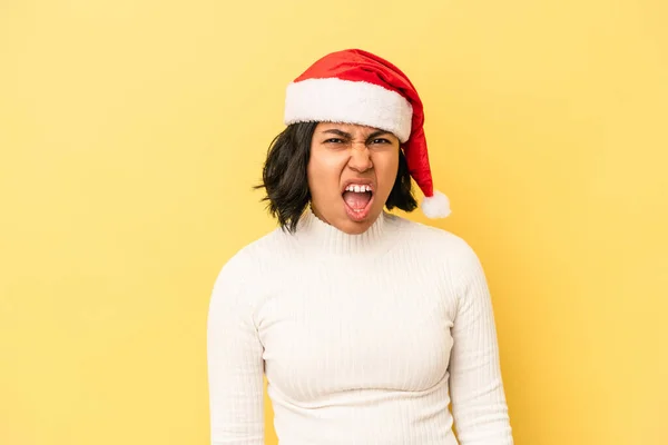 Νεαρή Λατίνα Γιορτάζει Χριστούγεννα Απομονωμένη Κίτρινο Φόντο Ουρλιάζοντας Πολύ Θυμωμένος — Φωτογραφία Αρχείου
