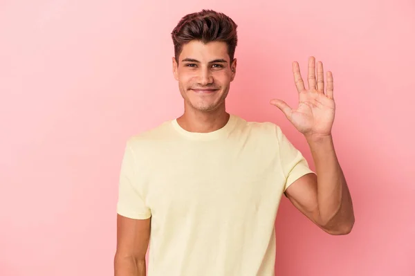 Joven Hombre Caucásico Aislado Sobre Fondo Rosa Sonriente Alegre Mostrando — Foto de Stock