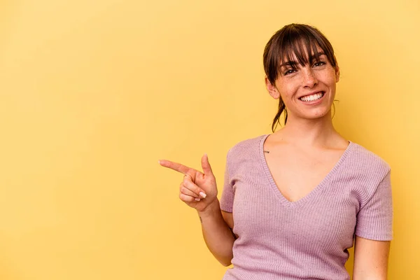 Junge Argentinierin Isoliert Auf Gelbem Hintergrund Lächelt Fröhlich Und Zeigt — Stockfoto