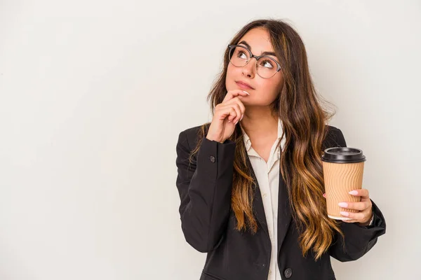 Joven Mujer Negocios Caucásica Sosteniendo Café Para Llevar Aislado Sobre — Foto de Stock