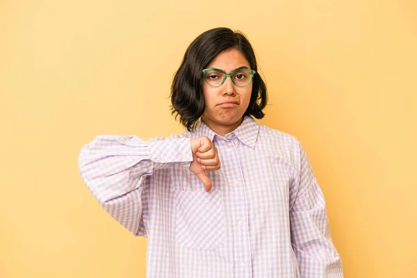 Young Latin Woman Isolated Yellow Background Showing Thumb Disappointment Concept — Stock Photo, Image