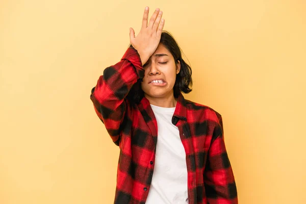 Young Latin Woman Isolated Yellow Background Forgetting Something Slapping Forehead — Stock Photo, Image