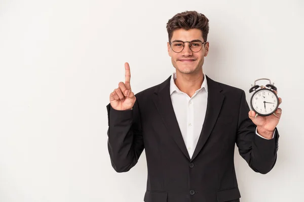 Jovem Homem Caucasiano Negócios Segurando Despertador Isolado Fundo Branco Mostrando — Fotografia de Stock