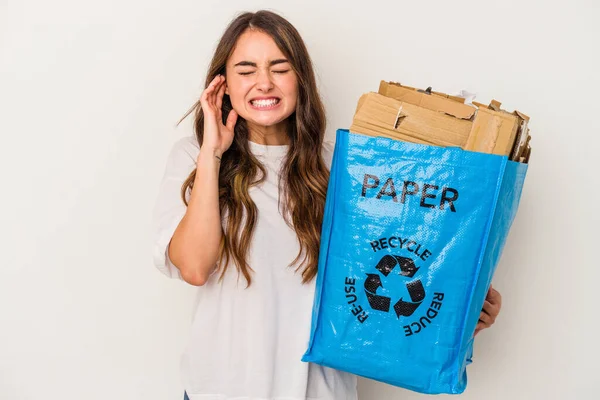 Joven Mujer Caucásica Reciclando Papel Aislado Sobre Fondo Blanco Cubriendo — Foto de Stock