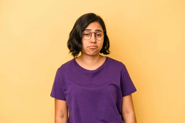 Mladá Latinská Žena Izolovaná Žlutém Pozadí Smutná Vážná Tvář Nešťastná — Stock fotografie