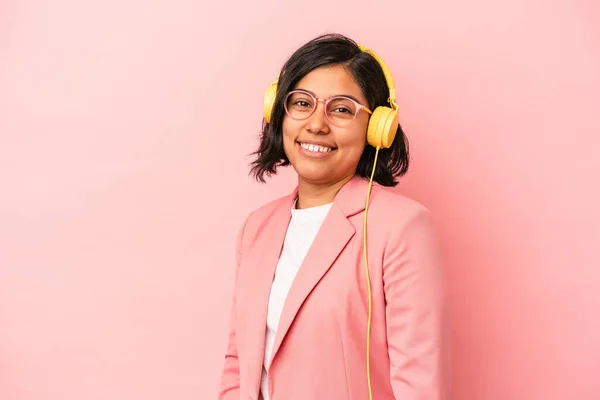 Młoda Latynoska Słuchająca Muzyki Odizolowanej Różowym Tle Wygląda Uśmiechniętą Wesołą — Zdjęcie stockowe