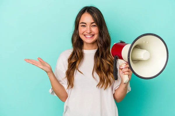 Jonge Blanke Vrouw Met Een Megafoon Geïsoleerd Blauwe Achtergrond Met — Stockfoto