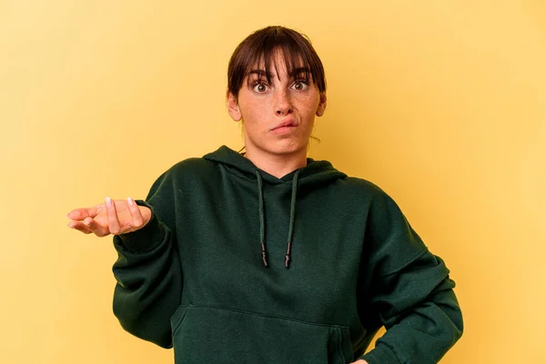Young Argentinian Woman Isolated Yellow Background Doubting Shrugging Shoulders Questioning —  Fotos de Stock