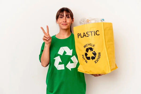 Jovem Argentina Reciclada Plástico Isolado Sobre Fundo Branco Mostrando Número — Fotografia de Stock