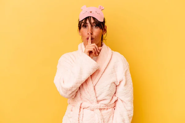 Mujer Argentina Joven Con Pijama Aislado Sobre Fondo Amarillo Guardando —  Fotos de Stock