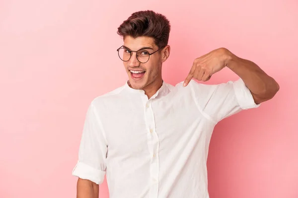 Young Caucasian Man Isolated Pink Background Person Pointing Hand Shirt — Stock Photo, Image