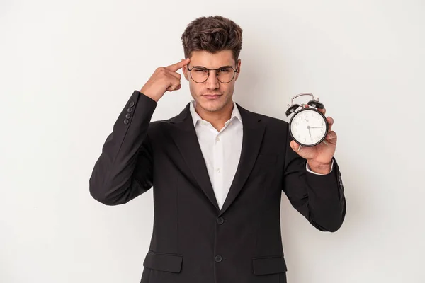 Joven Hombre Caucásico Negocios Sosteniendo Reloj Despertador Aislado Sobre Fondo — Foto de Stock