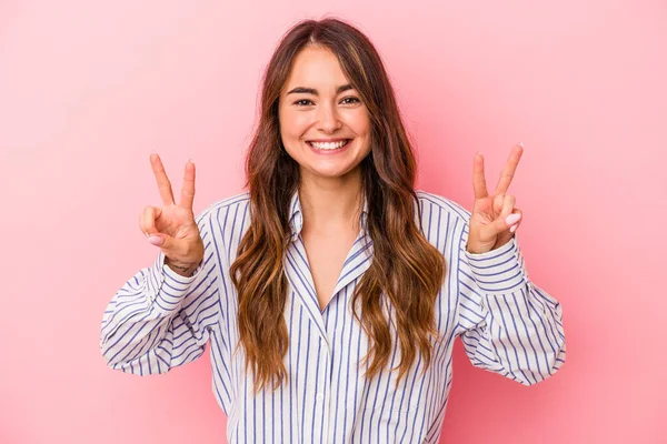 Jovem Caucasiana Isolada Sobre Fundo Rosa Mostrando Sinal Vitória Sorrindo — Fotografia de Stock