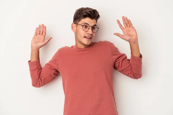 Jeune Homme Caucasien Isolé Sur Fond Blanc Étant Choqué Raison — Photo