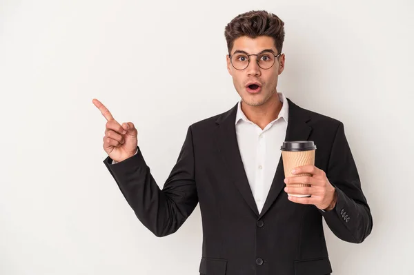 Junge Geschäft Kaukasischen Mann Hält Take Away Kaffee Isoliert Auf — Stockfoto