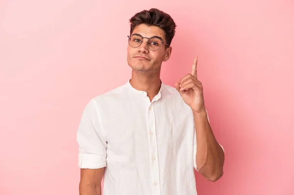 Νεαρός Καυκάσιος Άνδρας Απομονωμένος Ροζ Φόντο Νούμερο Ένα Δάχτυλο — Φωτογραφία Αρχείου