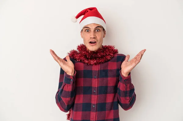 Junger Kaukasischer Mann Feiert Weihnachten Isoliert Auf Weißem Hintergrund Überrascht — Stockfoto