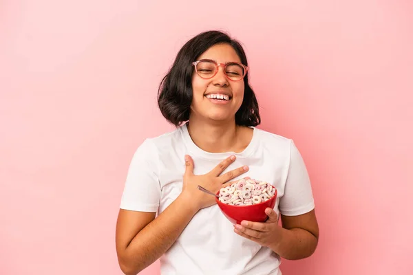 Jonge Latijn Vrouw Houden Granen Geïsoleerd Roze Achtergrond Lacht Luid — Stockfoto