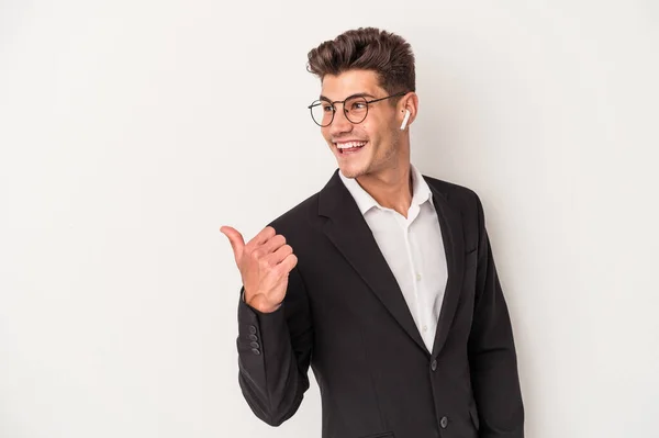 Joven Hombre Caucásico Negocios Con Auriculares Aislados Puntos Fondo Blanco —  Fotos de Stock