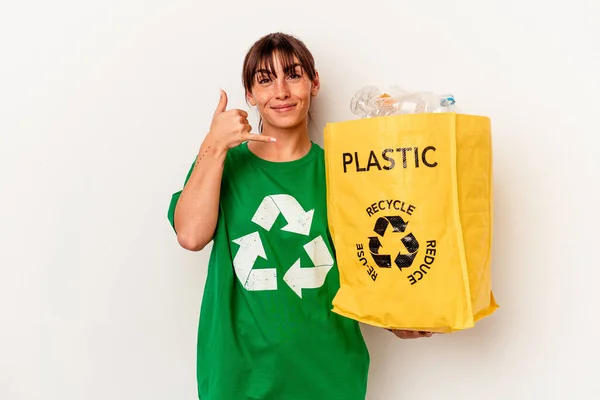 Jovem Argentina Reciclada Plástico Isolado Fundo Branco Mostrando Gesto Chamada — Fotografia de Stock