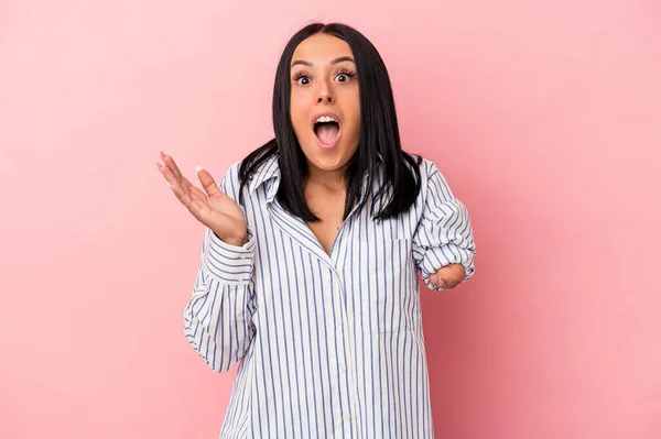 Mujer Joven Caucásica Con Brazo Aislado Sobre Fondo Rosa Sorprendida —  Fotos de Stock