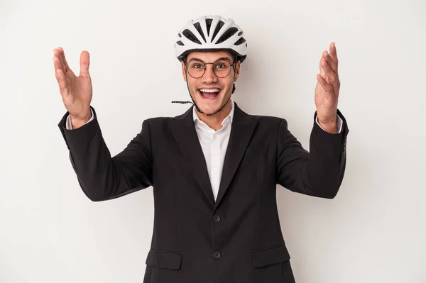 Jovem Homem Caucasiano Negócios Segurando Capacete Bicicleta Isolado Fundo Branco — Fotografia de Stock