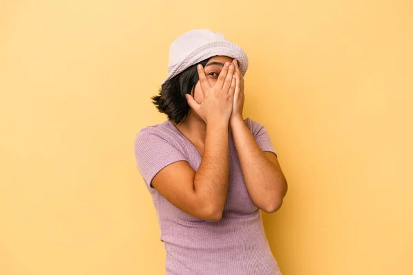 Junge Lateinamerikanische Frau Auf Gelbem Hintergrund Blinzelt Verängstigt Und Nervös — Stockfoto