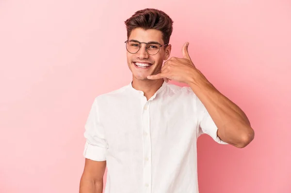 Mladý Běloch Izolovaný Růžovém Pozadí Ukazující Gesto Mobilního Telefonu Prsty — Stock fotografie