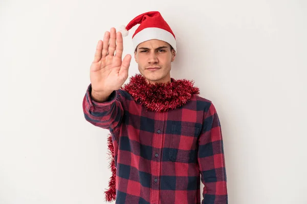 Jovem Caucasiano Celebrando Natal Isolado Fundo Branco Com Mão Estendida — Fotografia de Stock