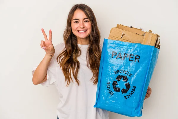 Joven Mujer Caucásica Reciclando Papel Aislado Sobre Fondo Blanco Mostrando — Foto de Stock